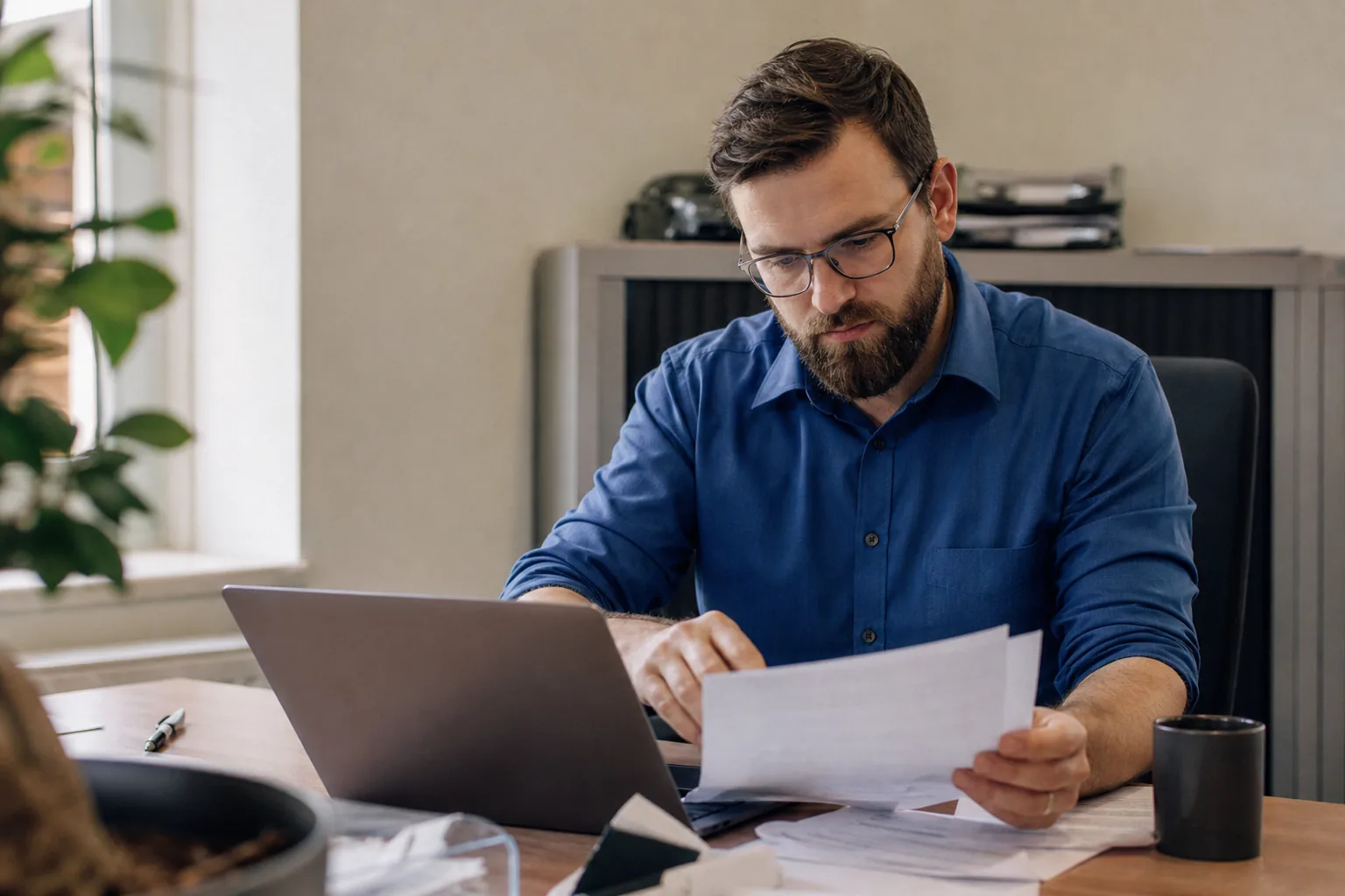 Administratief werk op een klein Nederlands kantoor. Beeld bij het artikel: Is een kastje in de auto beter dan een app of een spreadsheet voor je ritten?